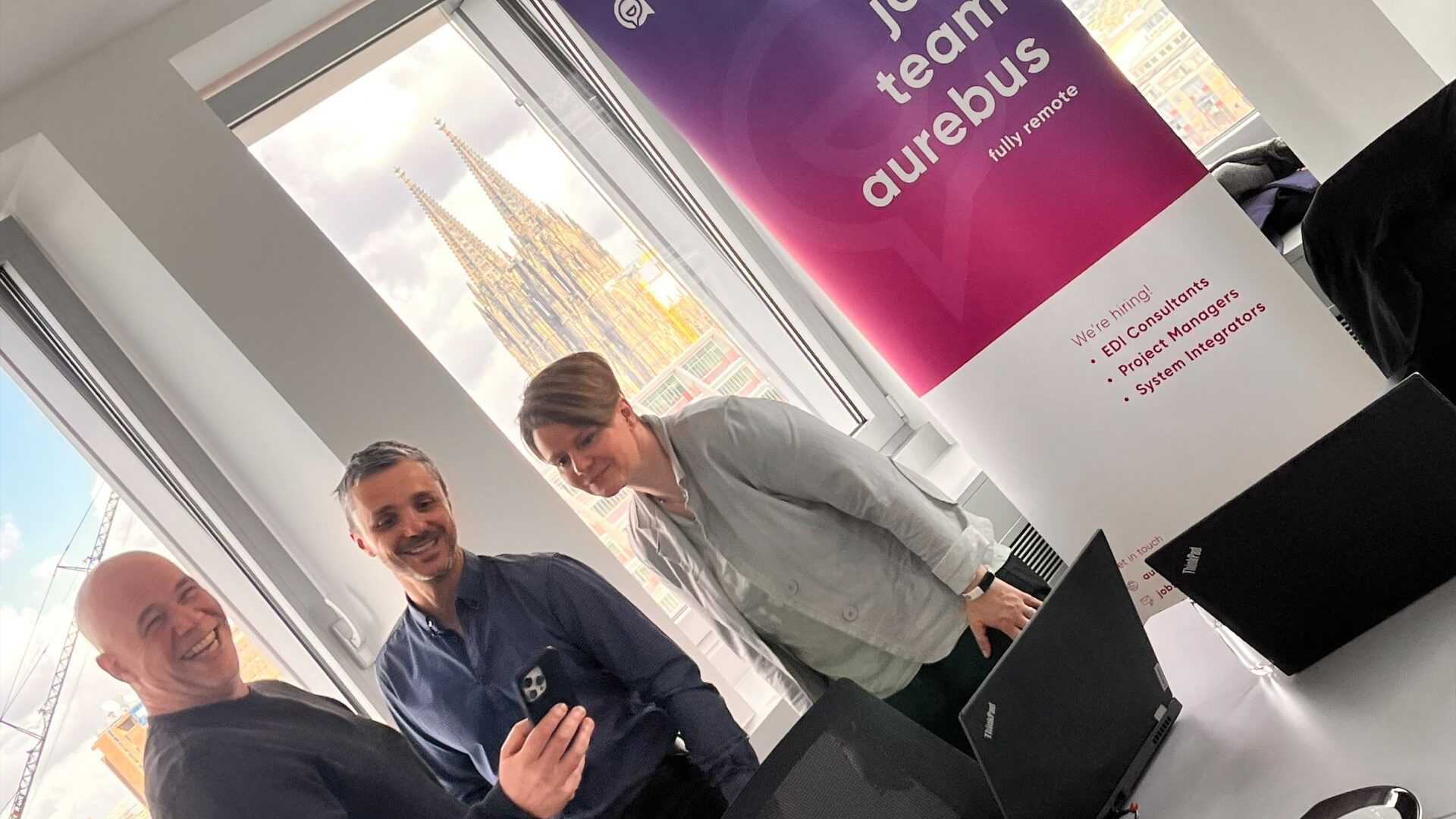 Drei Menschen lachen