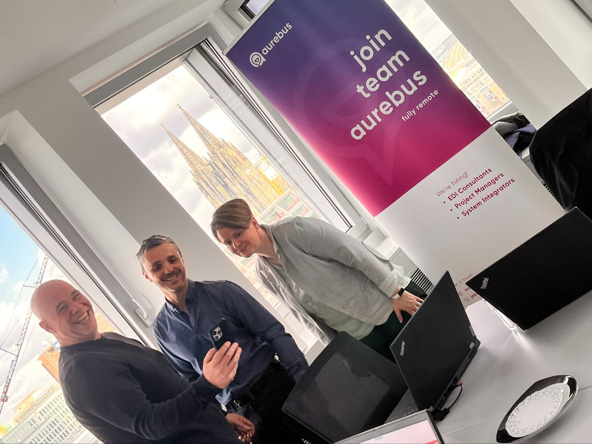 Drei Menschen lachen