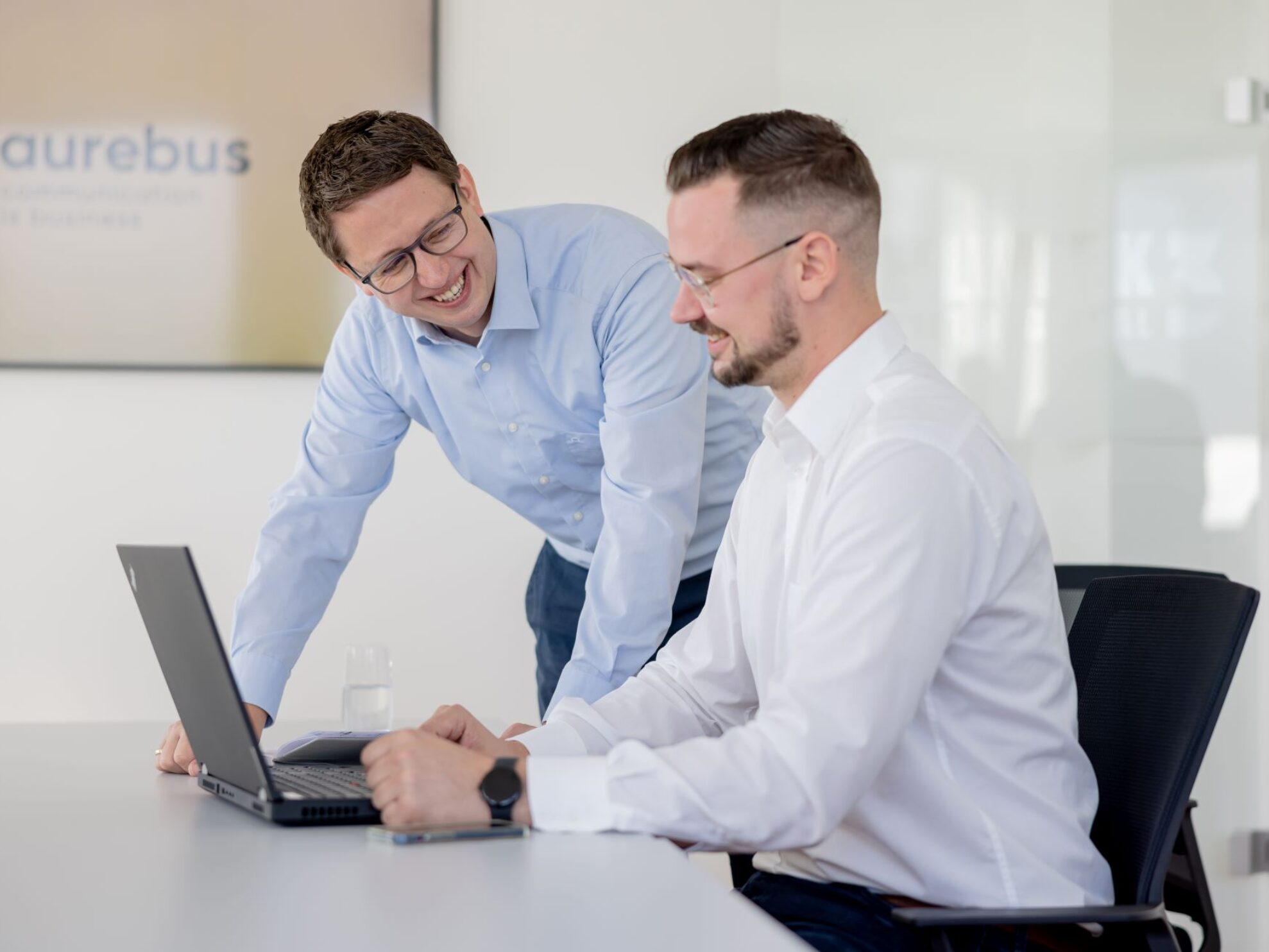 Zwei Männer im Büro