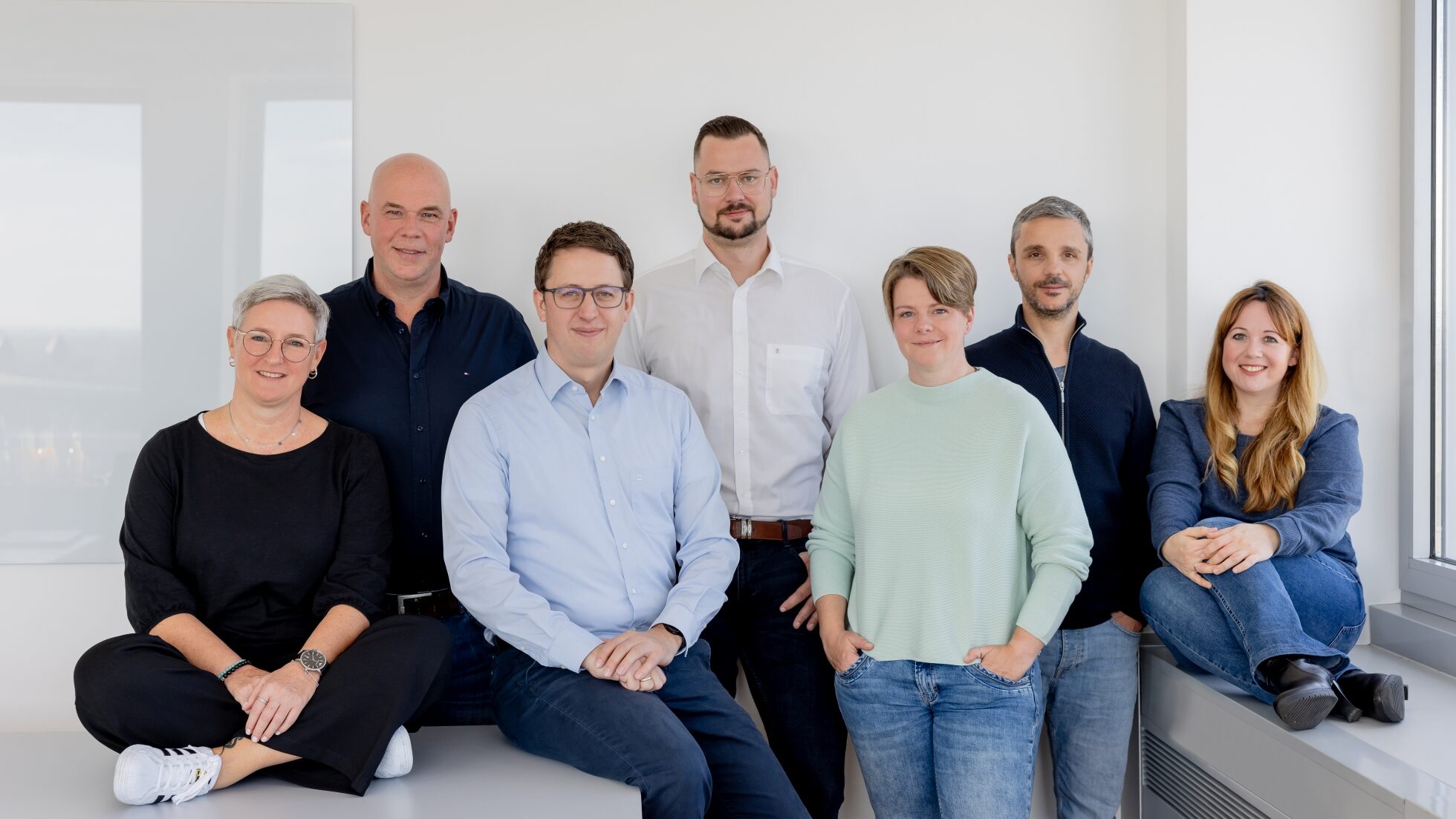Männer und Frauen in einem Büro als Team.