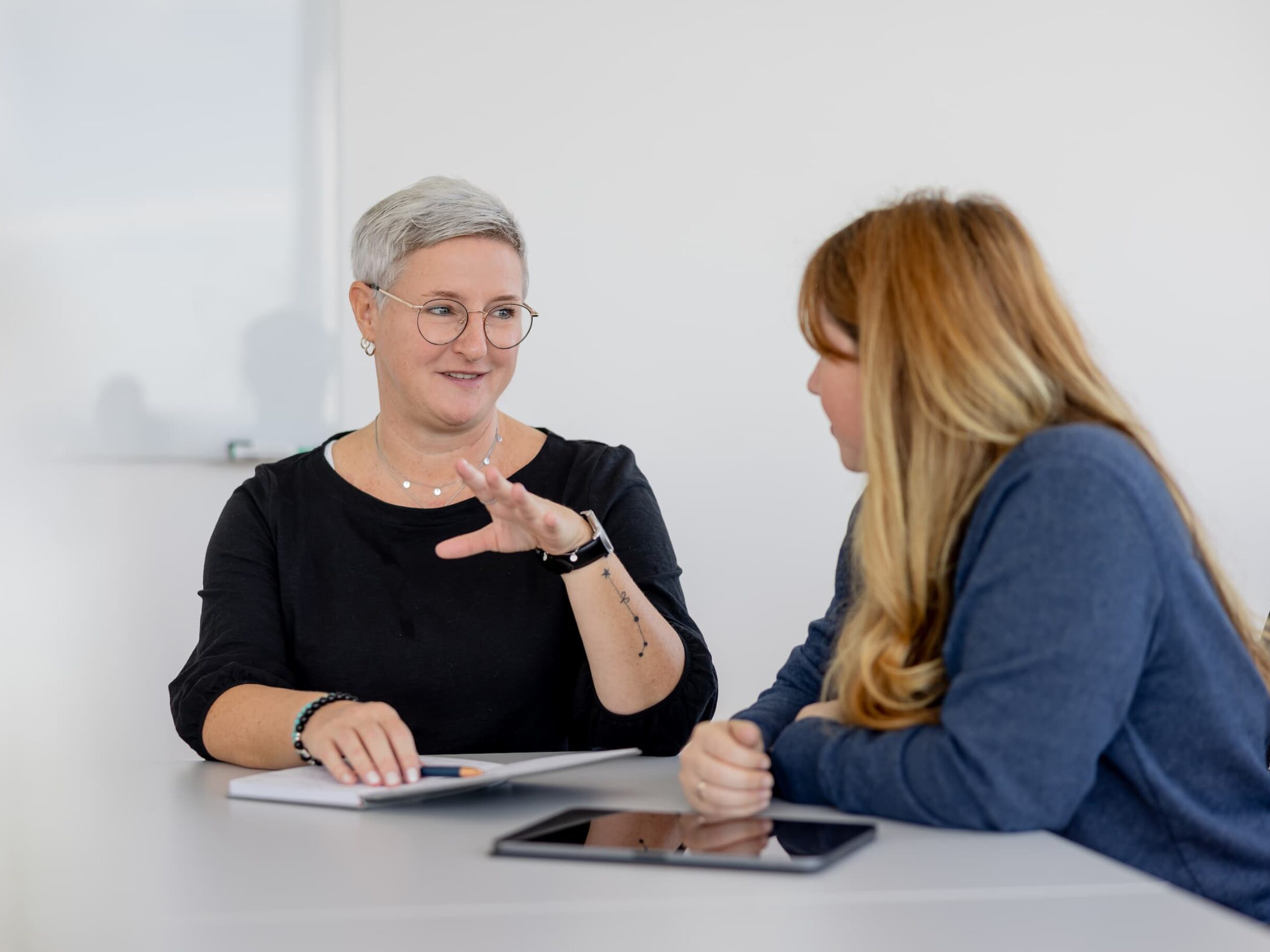 Zwei Frauen sprechen mit einander.